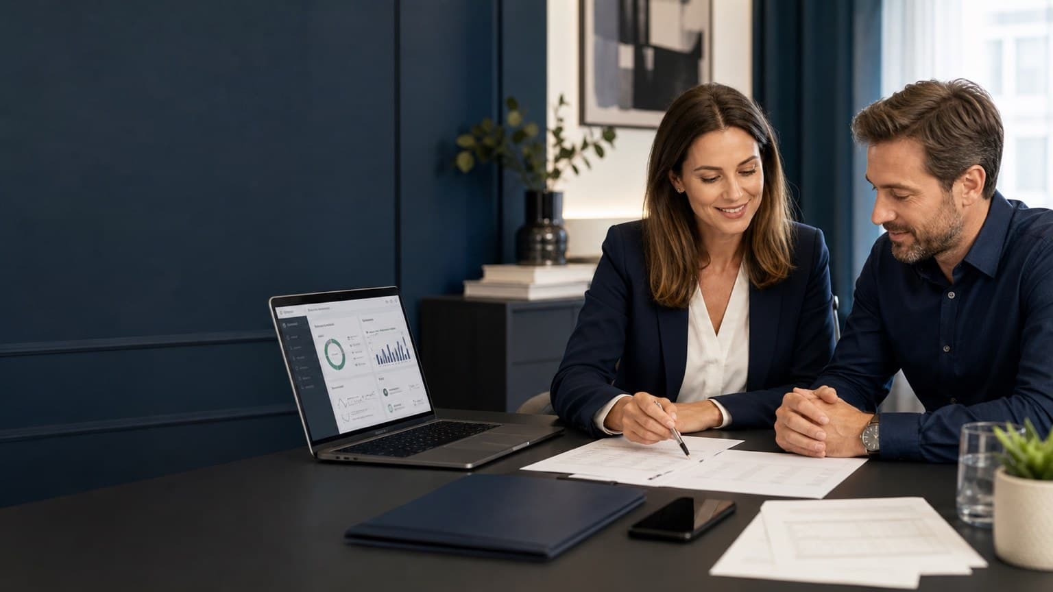 Modern online könyvelési folyamat laptopon, dokumentumokkal és szakértői támogatással
